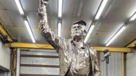 Mega statua dorata di Trump svelata nel suo resort di Miami