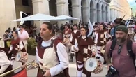 La parata urbana di Marinella Senatore porta i corpi in strada
