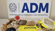 Turista francese fermata a Porto Torres con 40 kg di sabbia e conchiglie