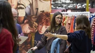 La moda bimbo anti-caldo, nel 2027 sostenibilità e capi con protezione solare