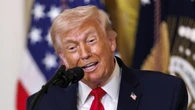 Trump, 'navi tirino fuori le palle e attraversino Hormuz'