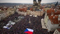 Decine di migliaia in piazza a Praga a sostegno del presidente