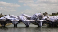 Il Pont Neuf trasformato in una grotta gonfiabile
