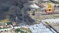 Incendio alla Versalis, nube nera sul polo chimico, 800 evacuati a Mantova