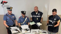 Un arsenale di armi e 16 chili di droga sotterrati nei boschi, due arresti