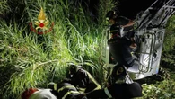 Auto precipita in una scarpata a Roma, volo di 5 metri, 3 ragazzi feriti