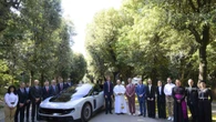 La nuova Ferrari Luce presentata a Papa Leone XIV a Castelgandolfo