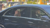 Donatella Versace alla festa di Dua Lipa e Callum Turner, la stilista saluta curiosi a Bagheria