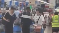 Yamal al supermercato Walmart, fa la spesa e spinge il carrello