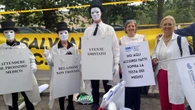Protesta con mimi e attori al ministero, ' no a riforma medici di famiglia'