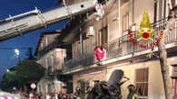 18enne con il figlio rosa si schianta contro un albero e muore