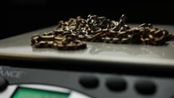 Il prezzo dell'oro in lieve calo a 4.327 dollari