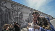 L'ex sindaco di New York De Blasio piange per volti nonni su murale a Napoli