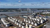 Il petrolio è in calo a New York ma sempre sopra quota 100, a 103,27 dollari