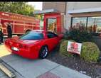 Si schianta nel Burger King con la Corvette rosso fiammante