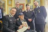 Compie 101 anni, festeggiato dal comandate dell'Arma