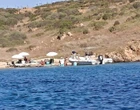 Sbarcano su isola protetta a Maddalena con tavoli e ombrelloni