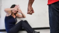 Picchia e costringe a prostituirsi la moglie incinta, arrestato a Padova