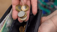 Tylko 28 proc. Polaków zostawia portfel w domu. Serio, po co wam ten ciężar w kieszeniach?