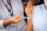 Tem município onde a idade média de vacinados é de 32 anos. Veja números no país
