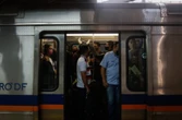 Bancário cobra máscara de passageiros no Metrô-DF e leva soco no olho