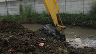 Atasi Banjir, Pemkab Bandung Mulai Normalisasi Aliran Sungai Cidawolong