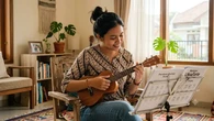 Cara Bermain Ukulele untuk Pemula: Panduan Lengkap dari Menyetel hingga Mengiringi Lagu
