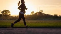7 Hal yang Bikin Jalan Kaki Jadi Tak Berguna, Salah Satunya Memegang Barbel