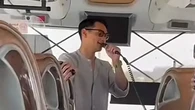 Momen Afgan Hibur Rombongan Haji di Bus, Nyanyi Lagu Religi dengan Mic Seadanya
