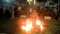 Massa Tangkap Pemuda Diduga Bawa Molotov di Tugu Malang