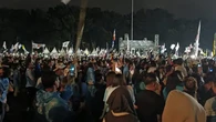 Pekik I Yayat U Santi, Prabowo Hipnotis Puluhan Ribu Warga Sulut di Tengah Hujan Deras