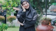 6 Model Gamis Hitam Elegan Irish Bella dan Setelan Hijabnya, Inspirasi Gaya Modis Ibu Muda...
