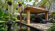 7 Model Carport Kayu Alami yang Menyatu dengan Taman Rumah, Bikin Hunian Minimalis Makin A...