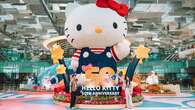 Boneka Hello Kitty Raksasa Sambut Pengunjung Bandara Changi Singapura Jelang Libur Akhir T...