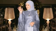 7 Potret Gaun Brokat Siti Nurhaliza di Pernikahan Anak Sambung, Detail Payet Memukau