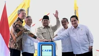 Momen Prabowo Kaget Lihat Tomy Winata saat Resmikan Ekosistem Baterai Mobil Listrik Karawa...