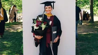6 Potret Gaya Amanda Rawles Wisuda di Sydney, Memukau dengan Blazer Marun