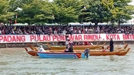 Ribuan Wisatawan Padati Pulau Perbatasan Indonesia–Singapura, Tradisi Sampan Layar Saat ...