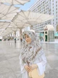 Potret Larissa Chou dengan Hijab Motif, Inspirasi Gaya Muslimah 2025 untuk Ibu Muda