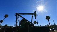 Harga Minyak Dunia Merosot Usai Perpanjangan Gencatan Senjata AS-Iran