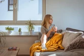 Cara Keluar dari Zona Introvert: Langkah Kecil yang Realistis Tanpa Harus Berubah Jadi Eks...