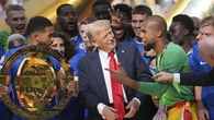 Deretan Momen Penyerahan Trofi Paling Aneh dalam Sejarah Sepak Bola, Termasuk Donald Trump...