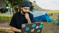 Tips Paling Mudah Membersihkan Bekas Stiker di Laptop Tanpa Merusak Permukaan