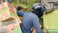 Miris, Bukan Menolong Warga Malah Menjarah Mi Instan dari Truk yang Terperosok di Jalanan ...