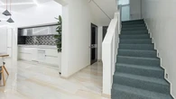 7 Inspirasi Warna Tangga Rumah, Ciptakan Interior Ruangan Impian