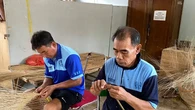 Warga Binaan Rutan Pangkajene Sulap Lidi Sawit Jadi Harapan