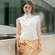 Intip Gaya Dian Sastro Pakai Bros, Jadi Fashion Statement yang Berkarakter