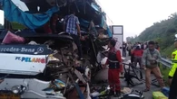 Bus Tabrak Tronton hingga Ringsek di Tol Pekanbaru-Dumai, 2 Tewas