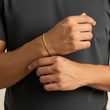 Orang dengan Tangan Besar, Cocokkah Pakai Gelang Emas 5 Gram? Ini Jawaban & Tipsnya