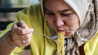 Kebiasaan Makan Mi Pakai Nasi, Nikmat tapi Berisiko